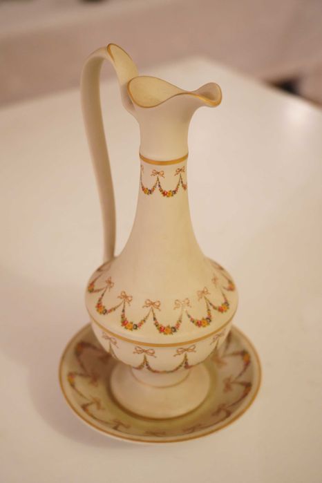 Elegante Jarro em Porcelana
