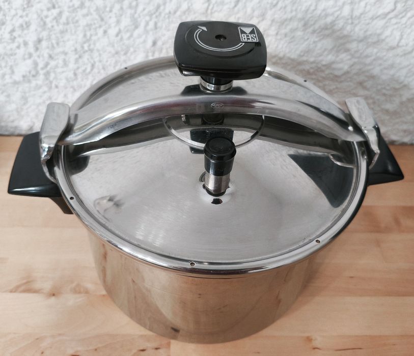 Panela pressão SEB 8 Litros .