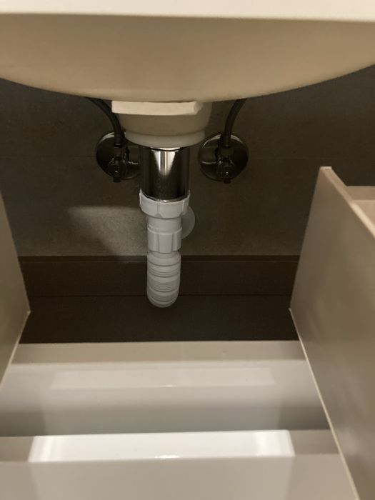 Móvel de casa de banho suspenso com lavatório e torneira — novo