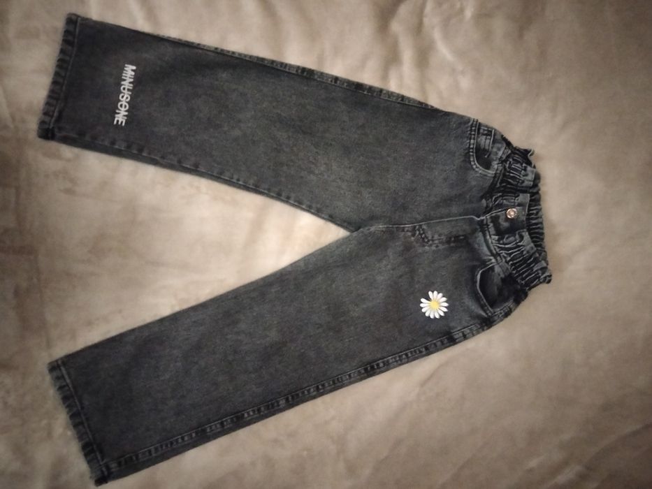 Стильний одяг для дівчинки.