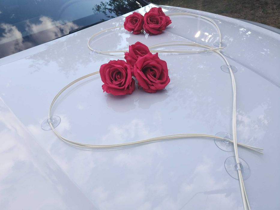 Dekoracja samochodu ślubnego, dekoracja na samochód, czerwone róże