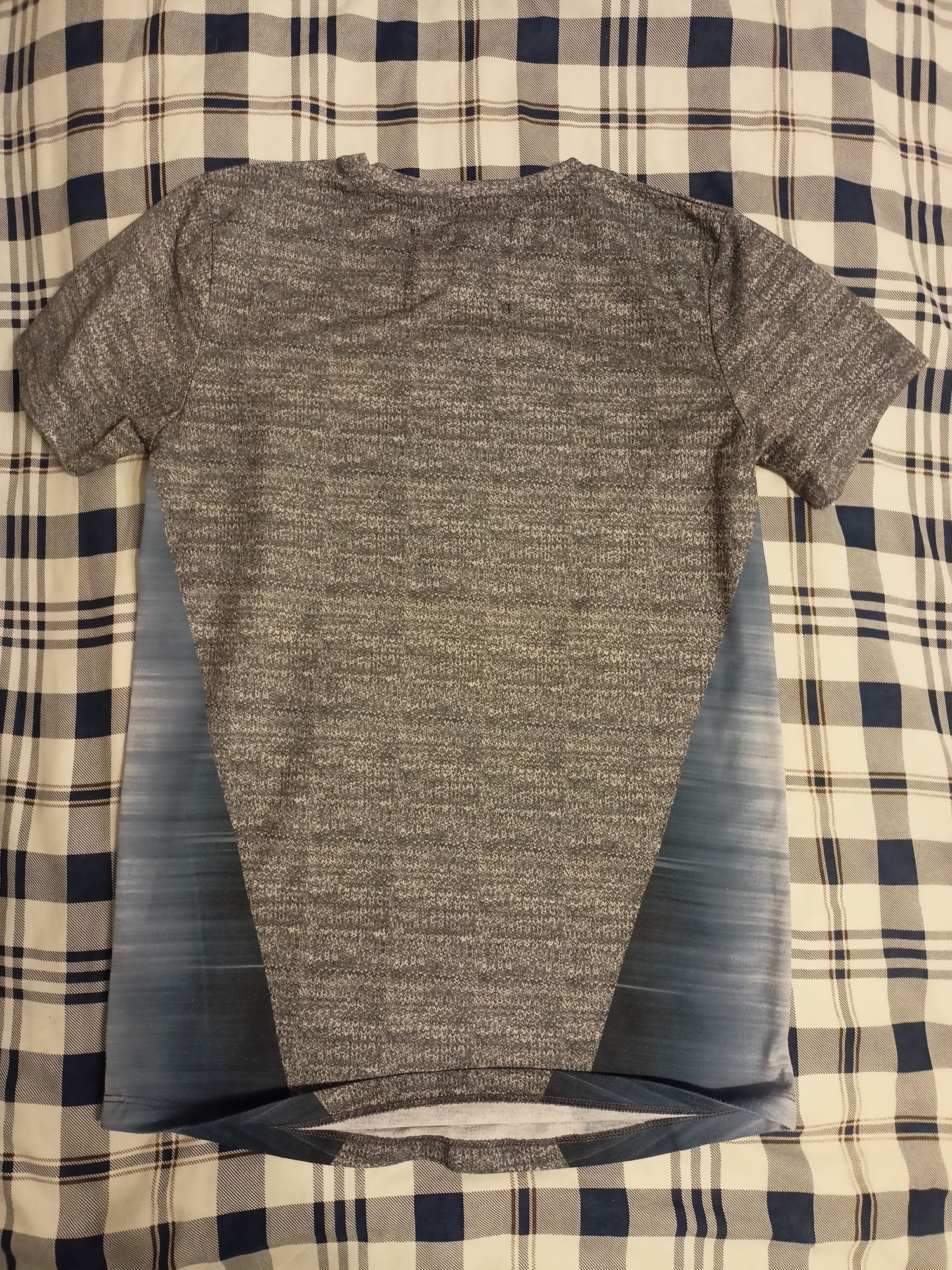 T-shirt młodzieżowy.