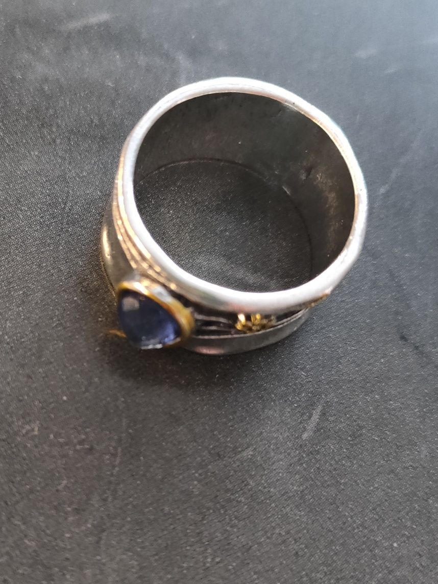 Nowy pierścionek sygnet z niebieskim oczkiem