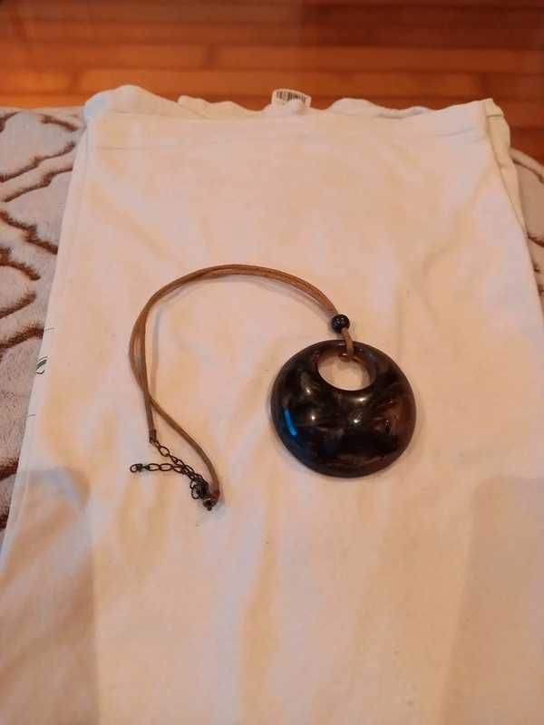 Colar com pedra castanho/dourada