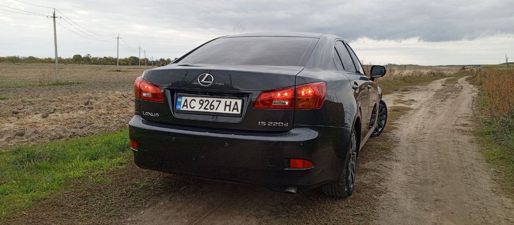 Продам Lexus is 220