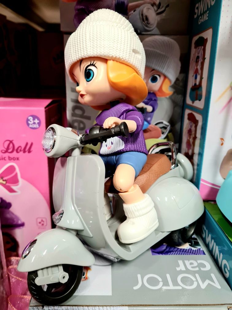 Wyjatkowa lalka leczka na skuterze jeździ gra zabawka