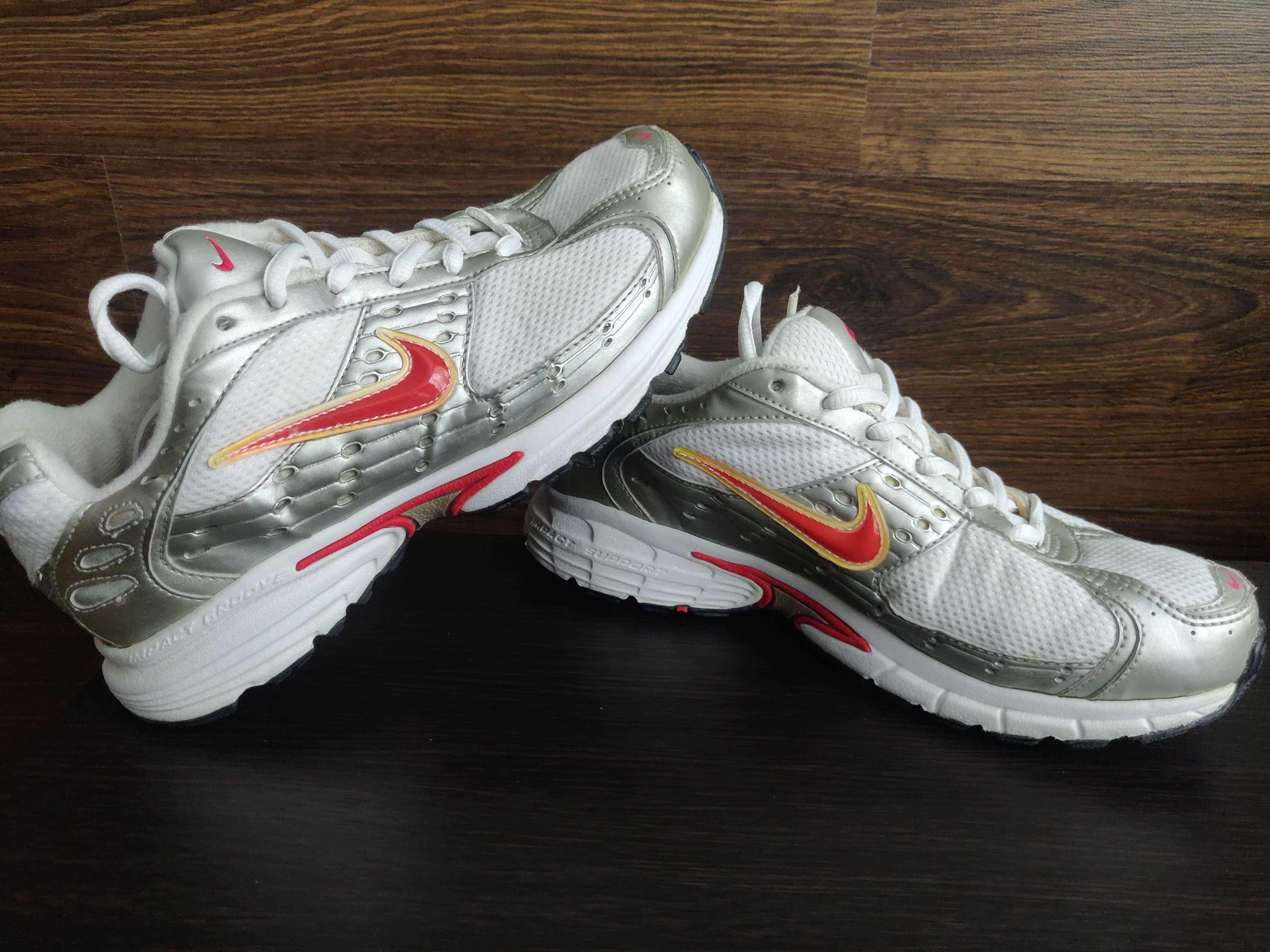 Кроссовки Nike р,38,5 стелька 24,5 см. серебристо-белые, женские