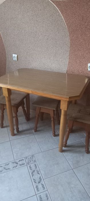 Стіл і 4 табуретки