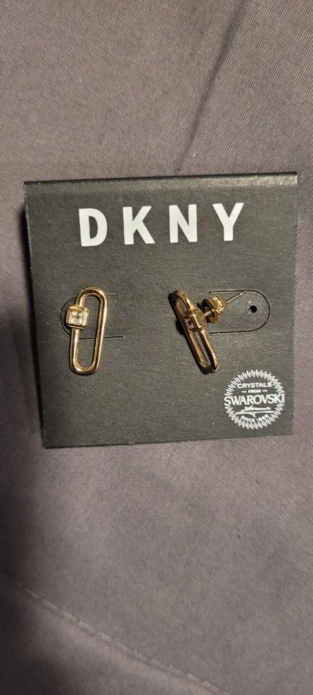 Kolczyki DKNY koloru złotego