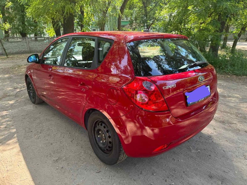 Продам свое авто KIA CEED 2.0