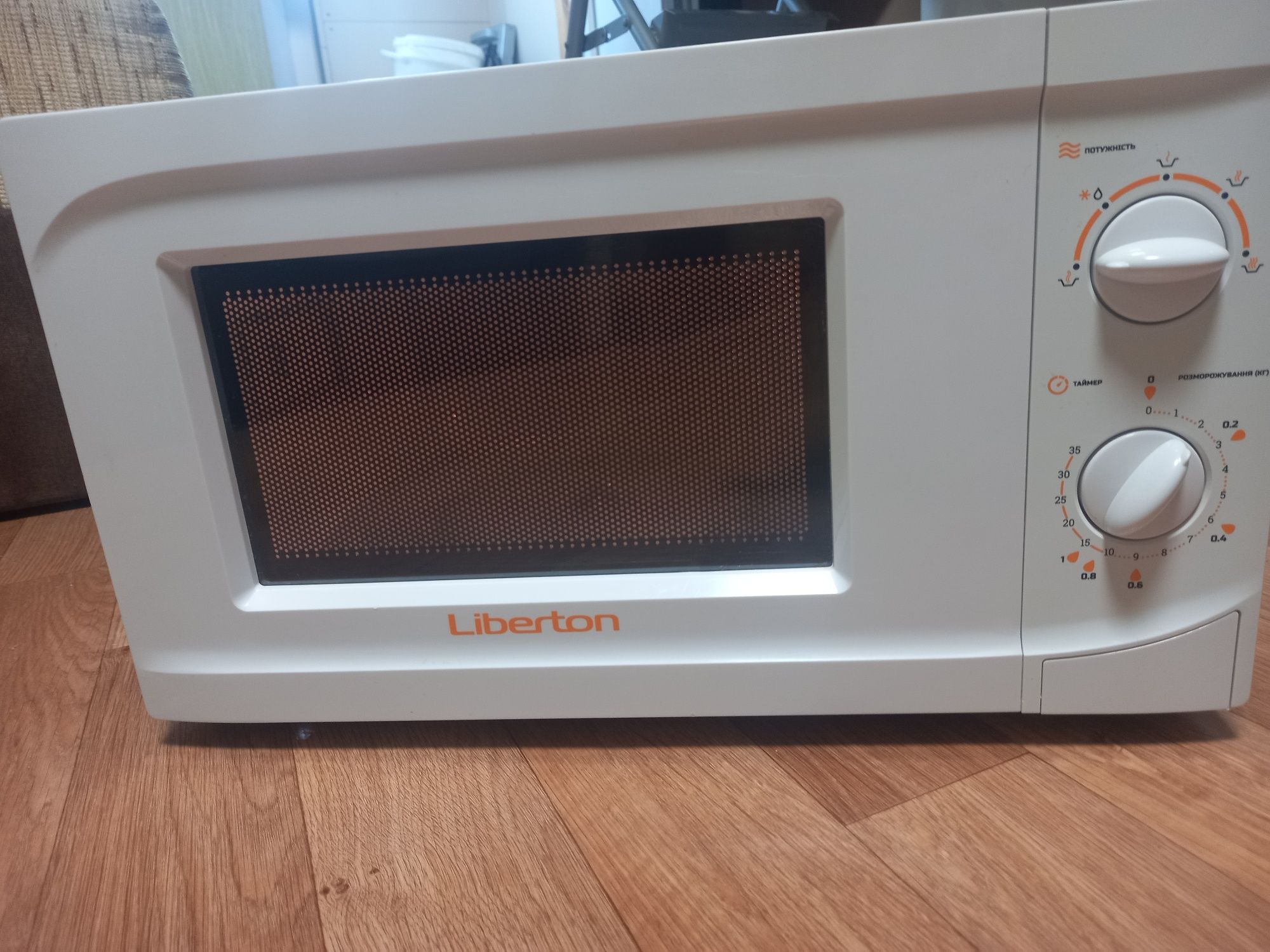 Микроволновка Liberton