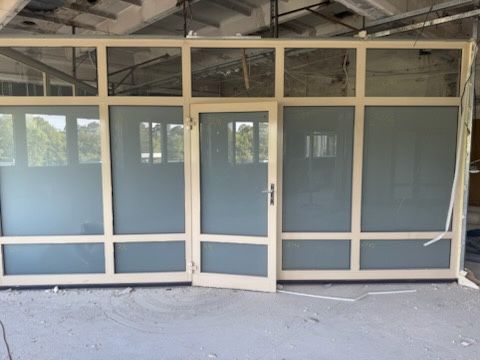 Ścianka działowa z profili aluminiowych z drzwiami