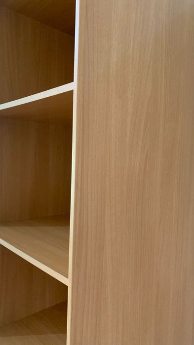 Estante com prateleiras em madeira faia