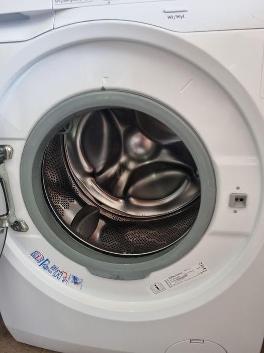 Pralka 3,5 letnia electrolux na 8kg 1200obrotow wirowania.