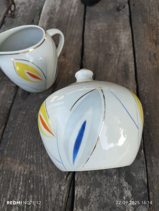 Соусник і цукерниця радянських часів плюс чашка