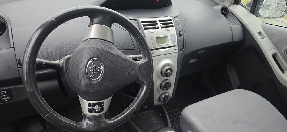 Zderzak  lampa maska klapa 209 Toyota Yaris II silnik 1,3 części