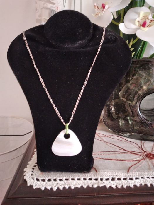 Colar de prata com bolinhas antigo. Oferta de pendente madrepérola