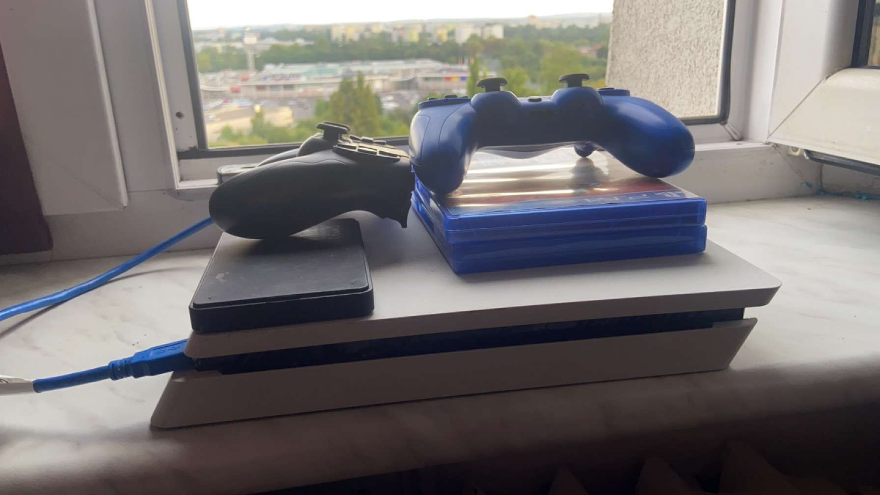 WYJATKOWA OKAZJA Ps4 + 2 pady+ 1 TB pamięci + 4 gry