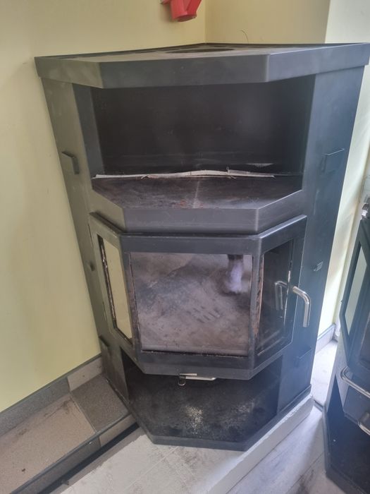 Kominek narożny, wyłożony kamieniami, zapraszam.