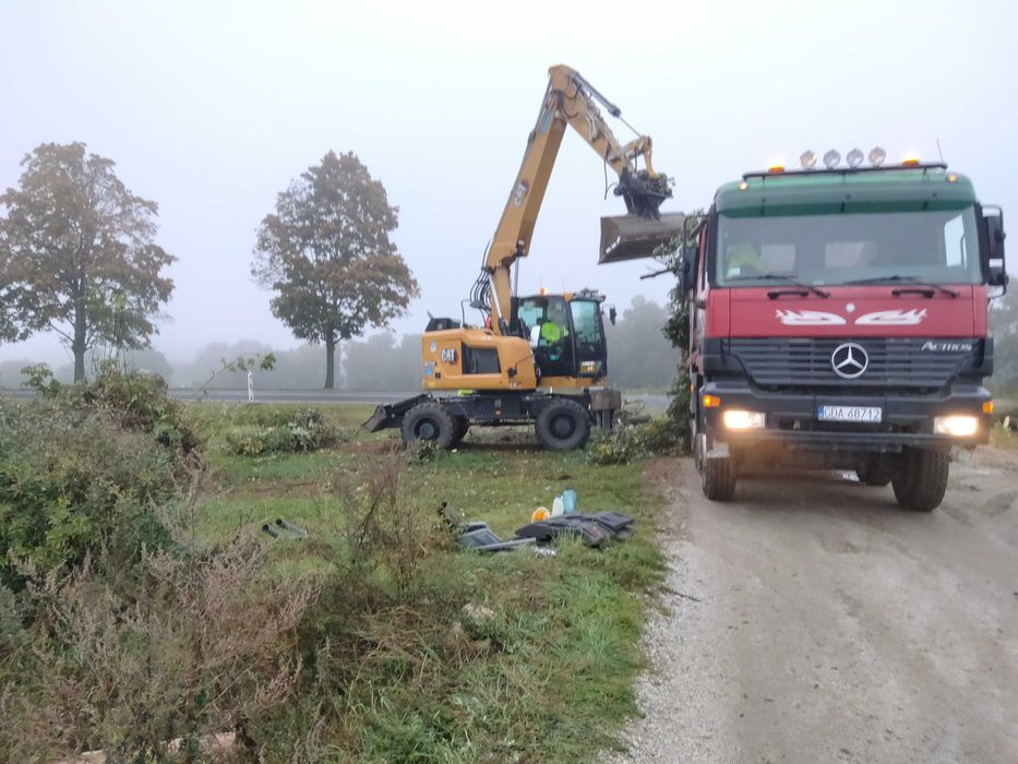 Transport Wywrotką Czteroosiową Naczepą Wanną Wywrotki Usługi Wozidłem