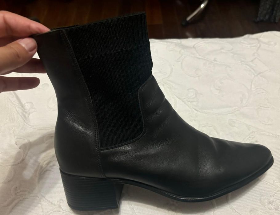 Bota Couro pouco uso. Cor Preta
