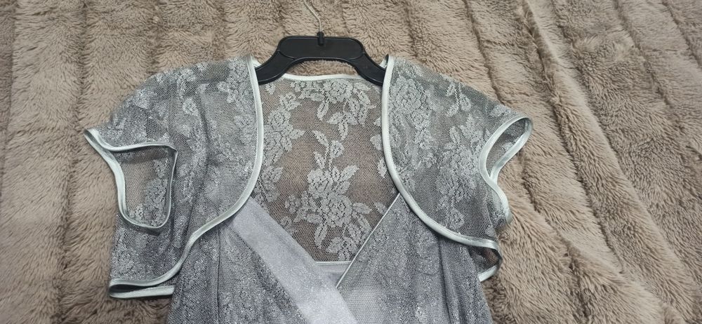 Sukienka na sylwester srebrna koronkowa