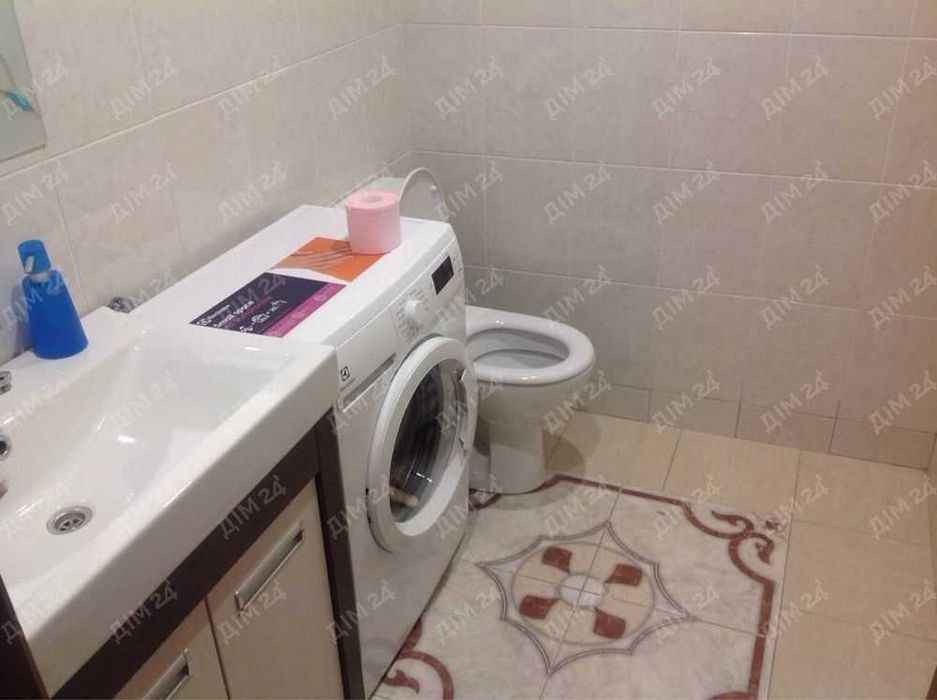 Просторий двоповерховий будинок на Подолі