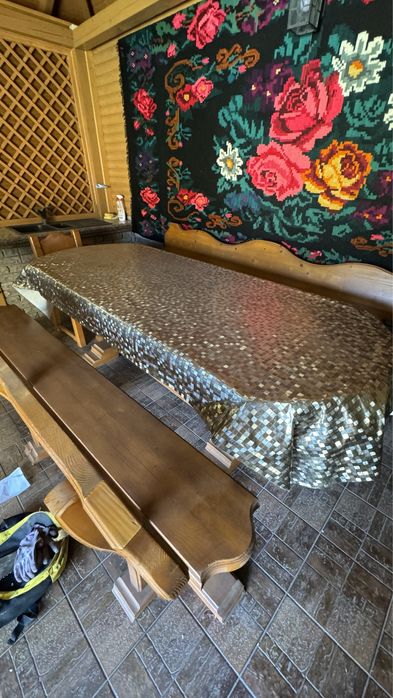 Деревʼяний стіл і лавка