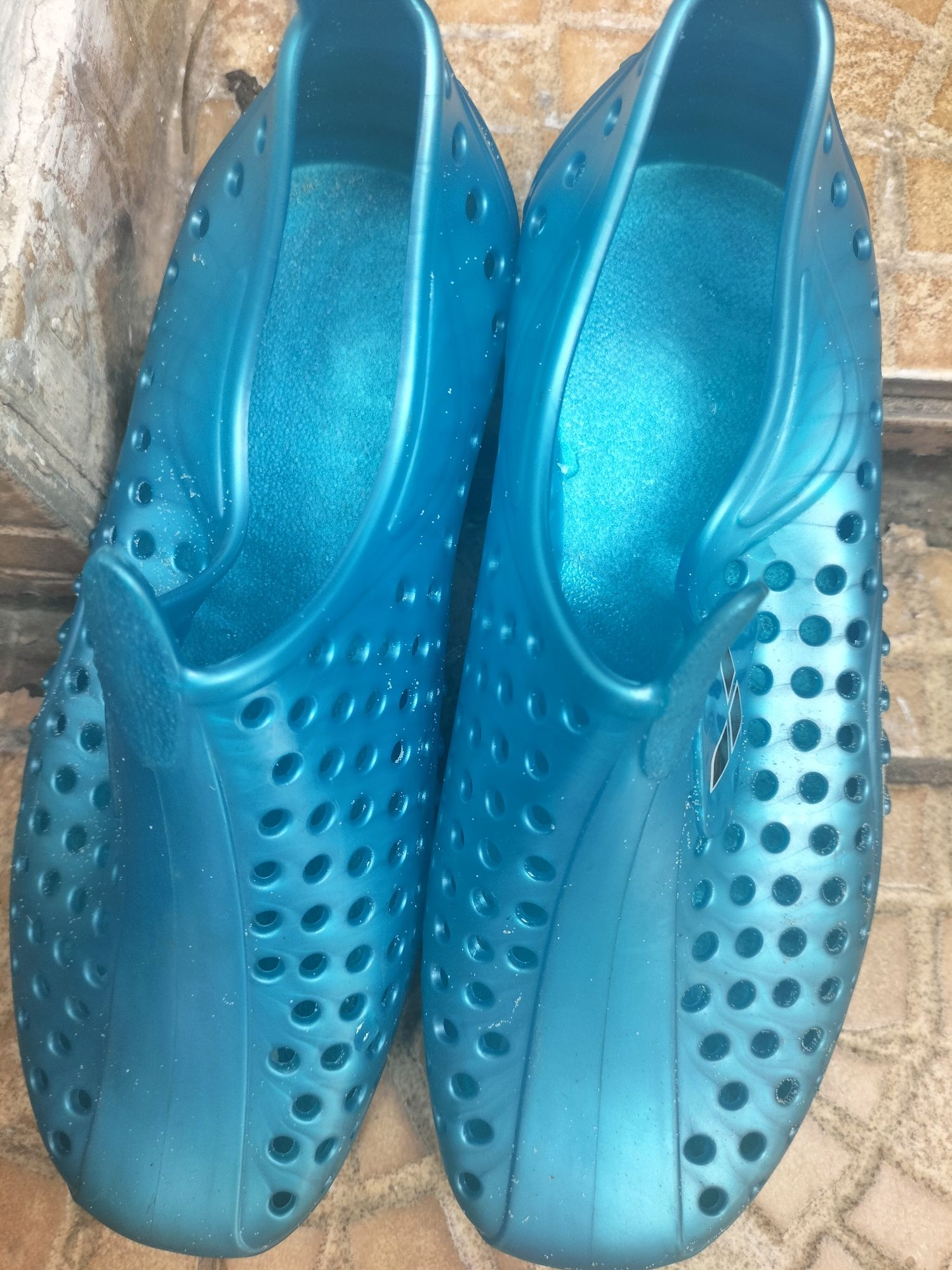 Buty do kąpieli / pływania koloru niebieskiego