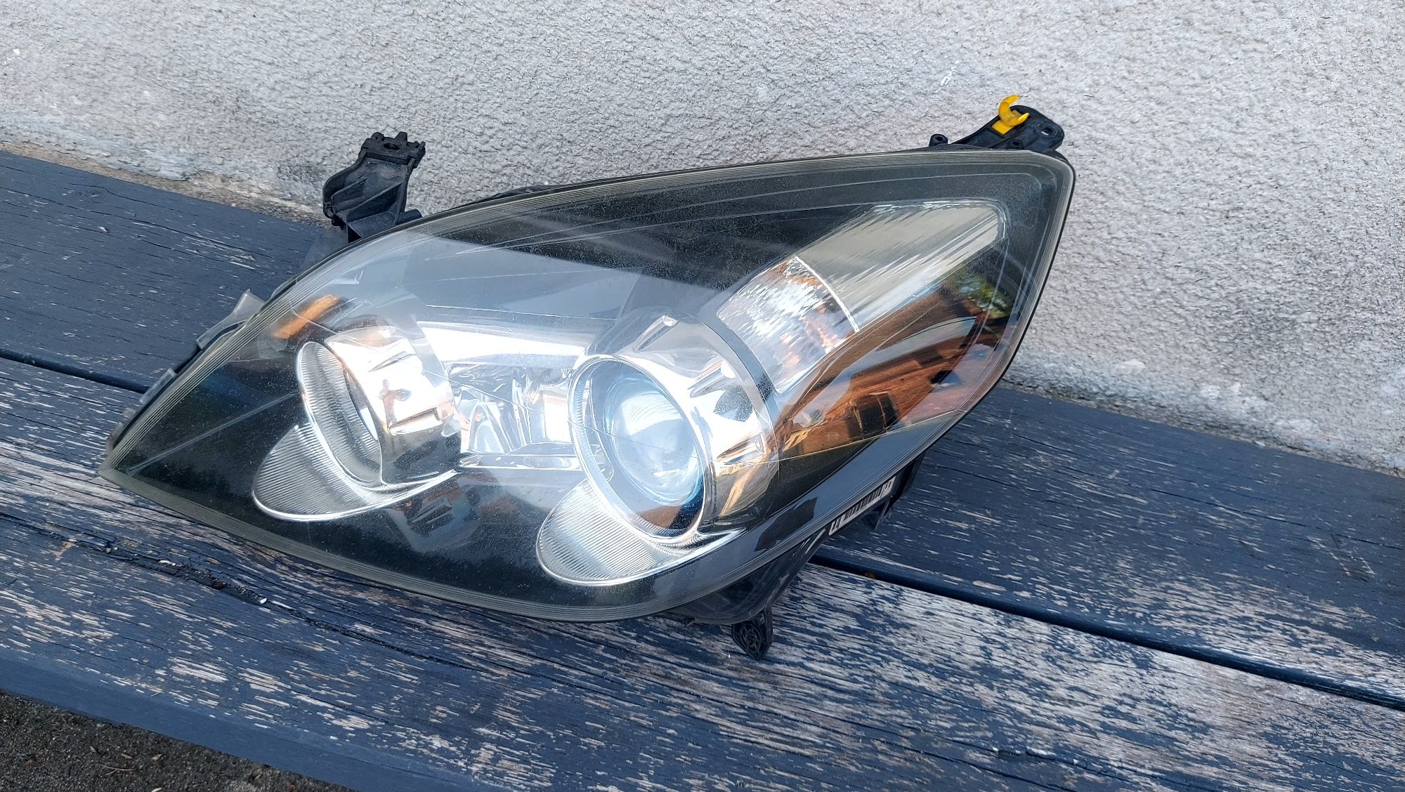 Reflektor lampa bi xenon ciemny środek opel vectra c lift Signum lewa