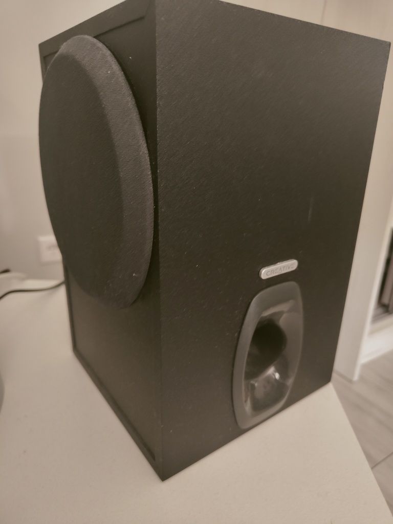 Telewizor Samsung 32 całe + 2głośniki i subwoofer.