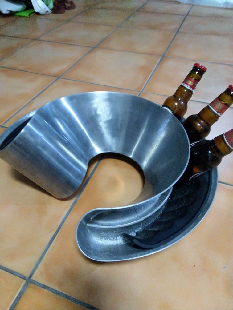 Suporte para cervejas e vinhos com depósito de gelo