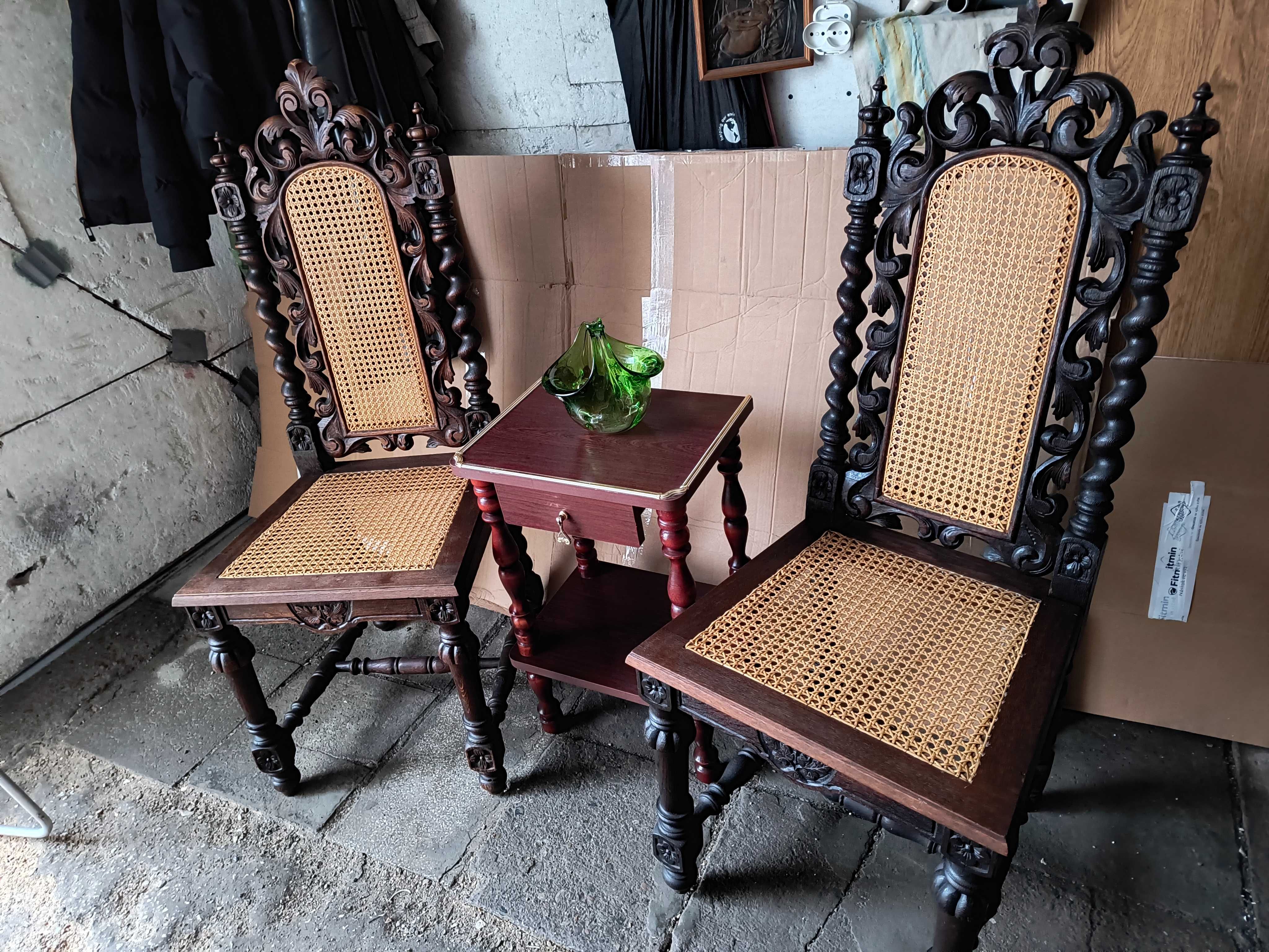 dwa cudowne krzesła pięknie zdobione