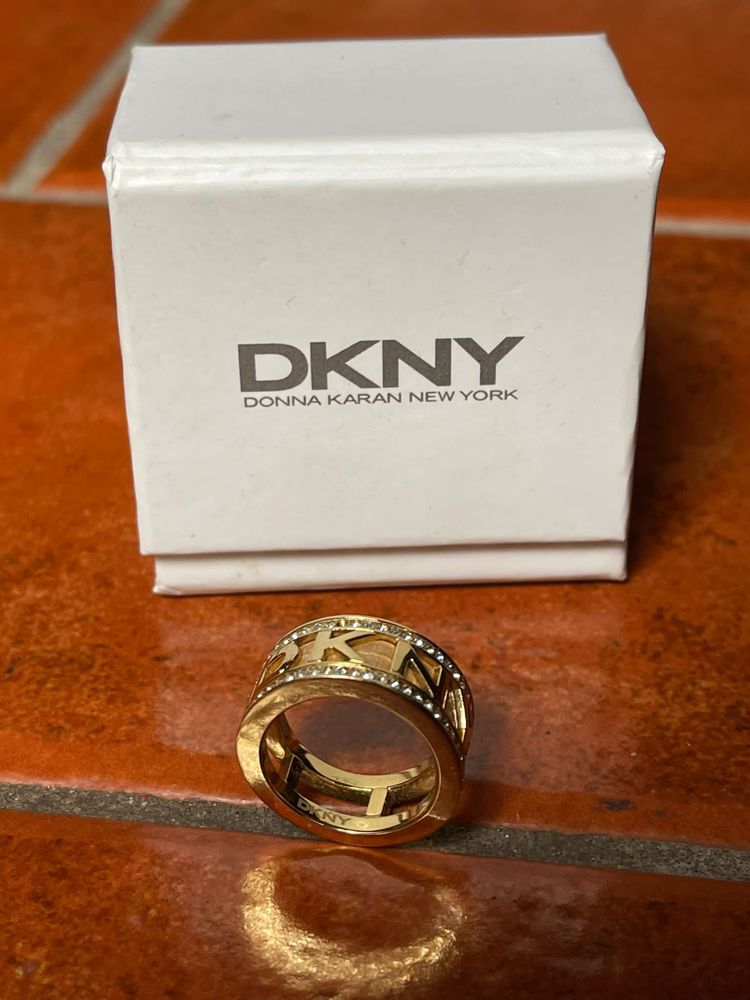 Anel dourado DKNY