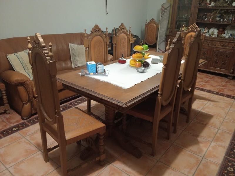 Conjunto de mesa e 8 cadeiras em couro e móvel em madeira maciça