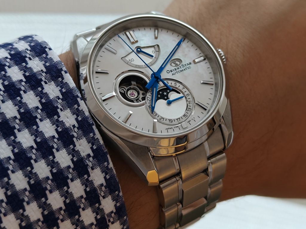 Orient Star Moonphase Openheart, tarcza z masy perłowej