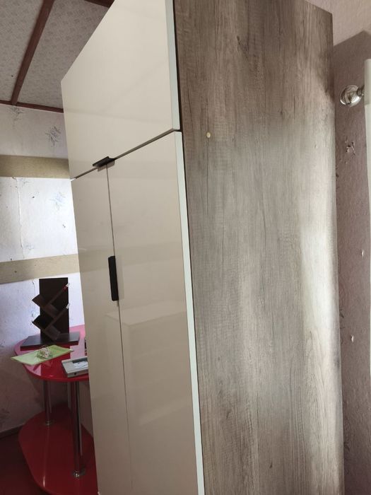 Шафа з глянцевим фасадом