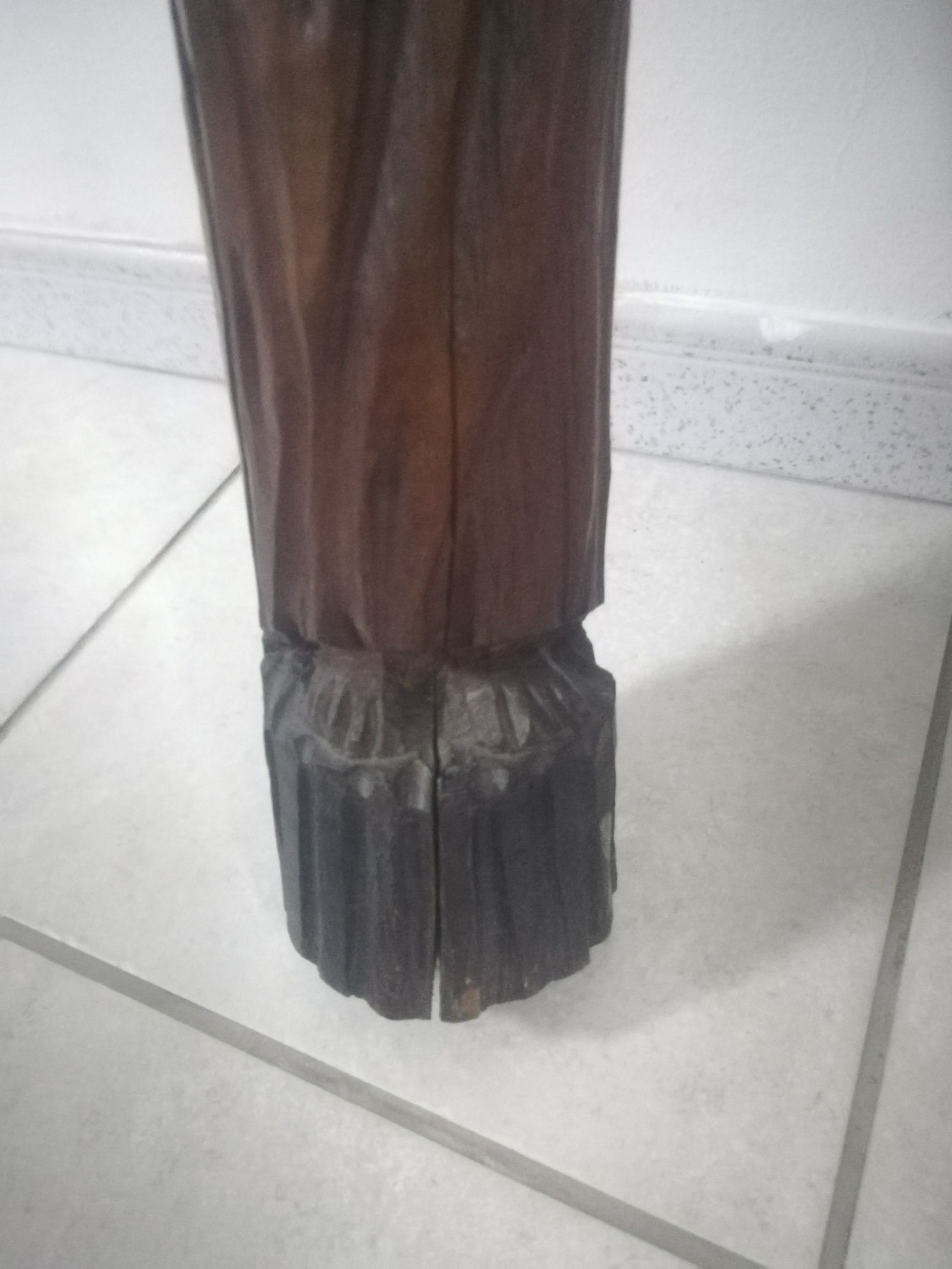 Estátua de madeira