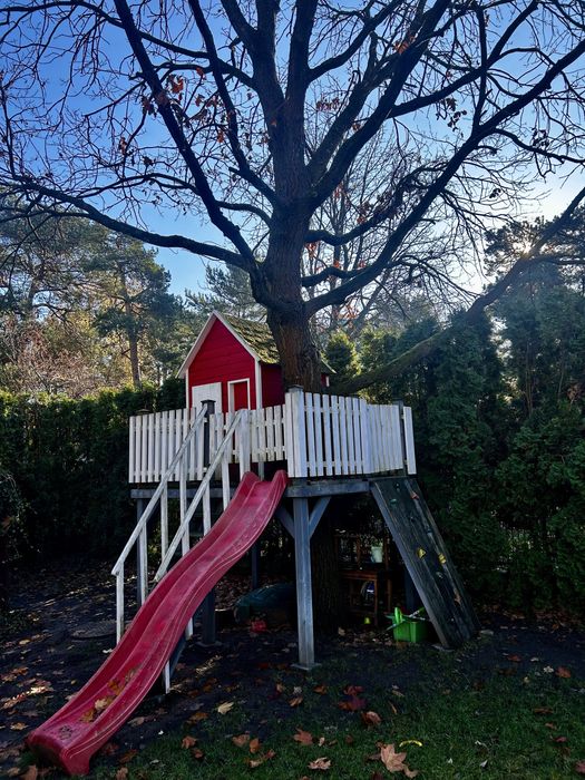 Plac zabaw z domkiem na drzewie