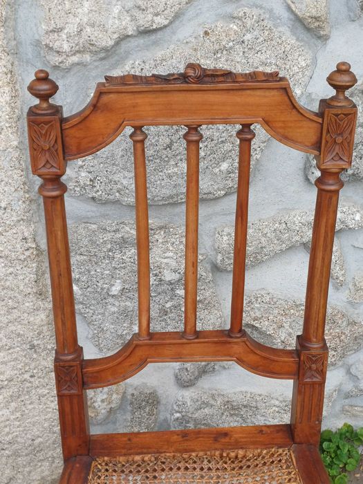 Cadeira muito antiga de madeira com assento em palhinha