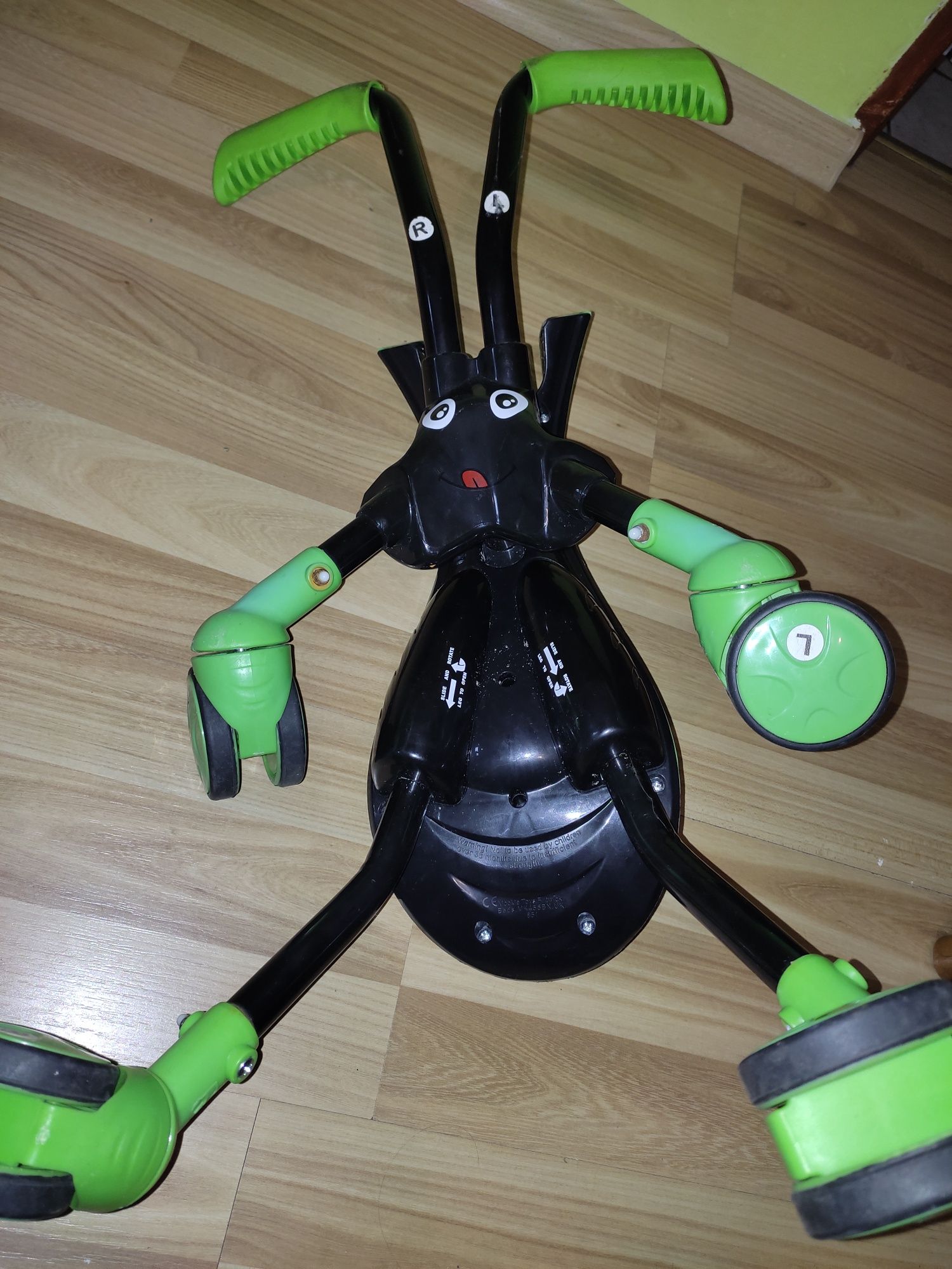Jeździk z obracanymi kółkami