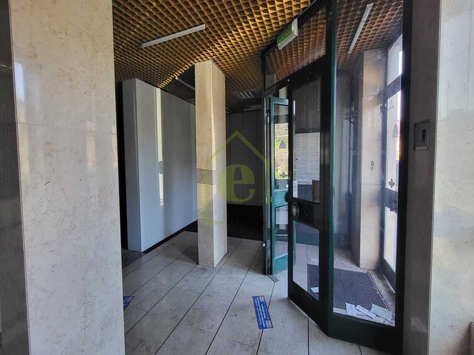 Ampla Loja na Póvoa de Santo Adrião