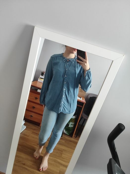 Jeansowa bluzka na długi rękaw zapinana na guziki