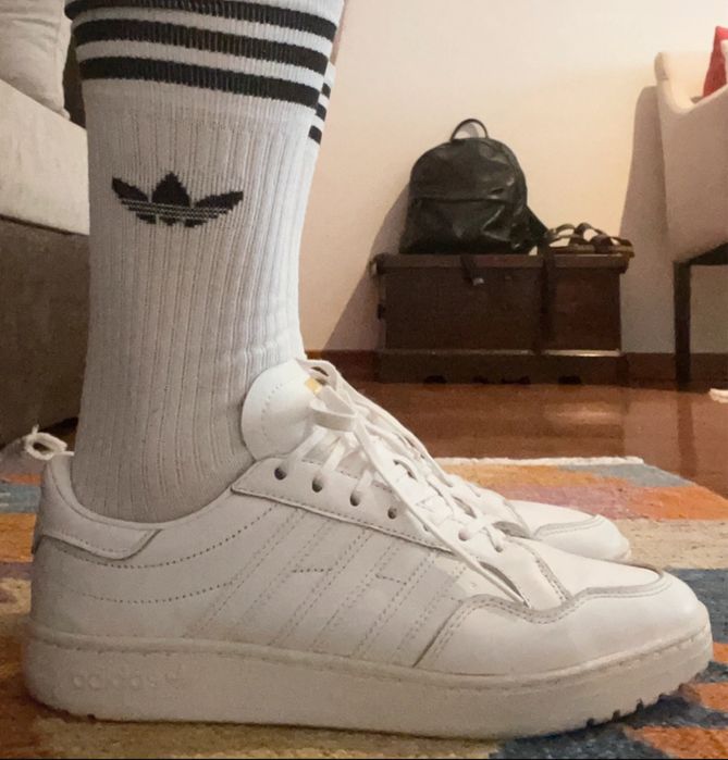 Sapatilha Adidas em pele