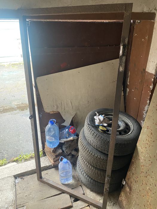 Металеві двері.