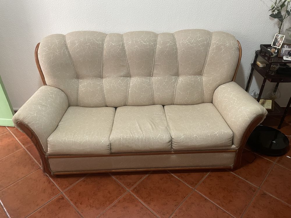 2 sofas um deles sofa cama
