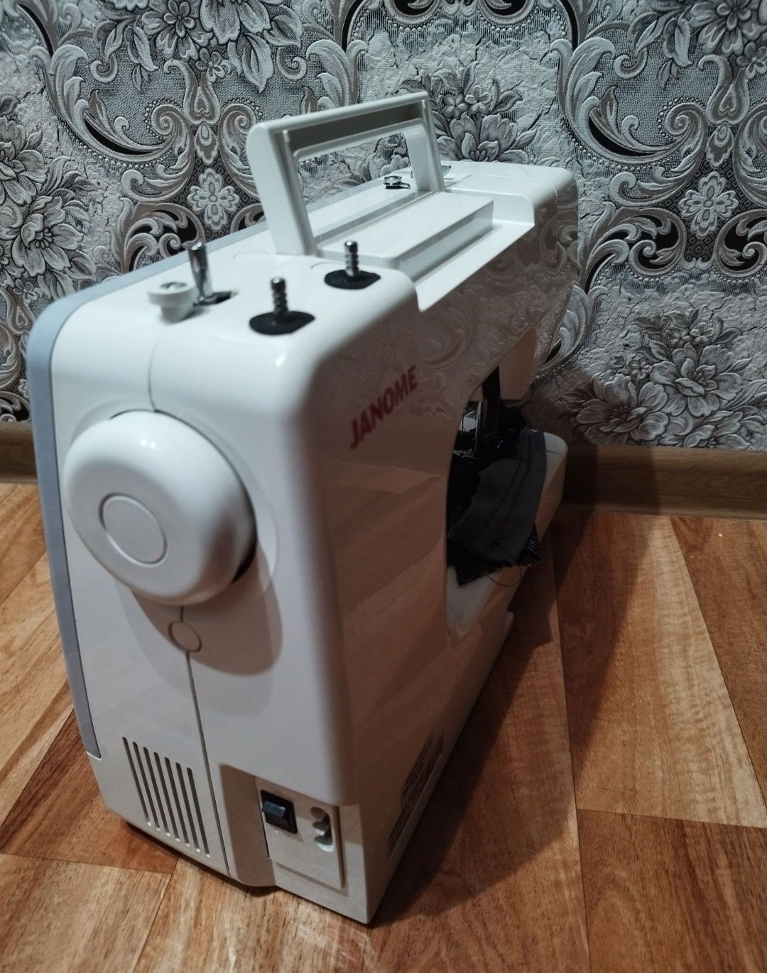 Продам  швейную машинку Janome в отличном состоянии