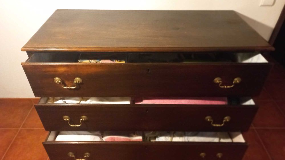 Comoda D. Maria em Madeira de Vinhatico