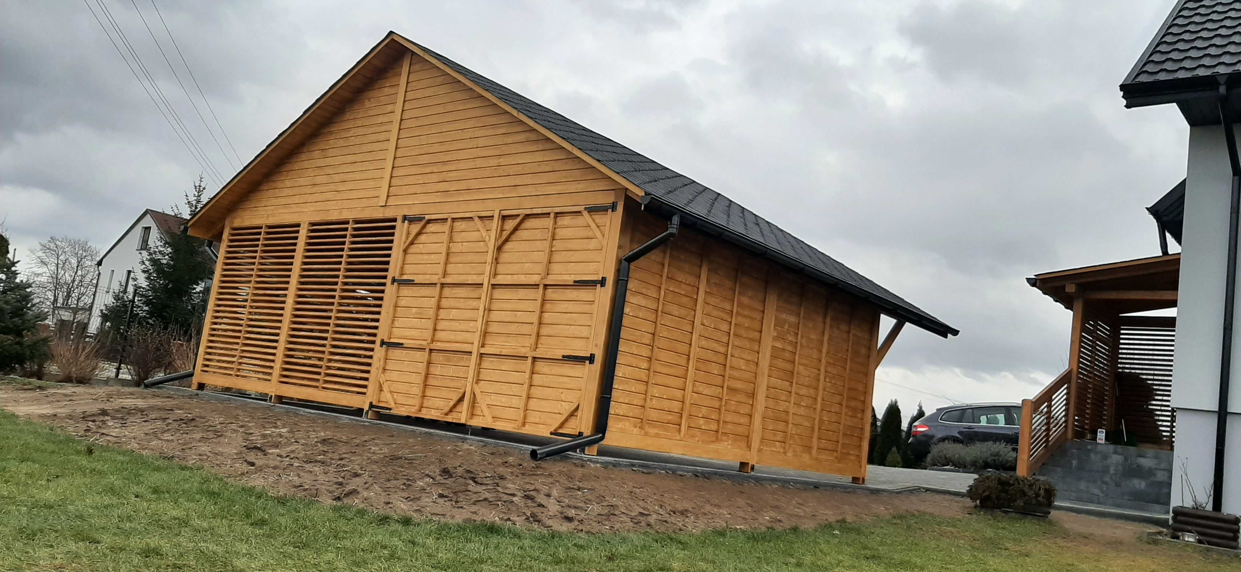 WIATA od ręki 3,5 × 7 orzech ciemny, słupy 14 × 14, kryta gontem
