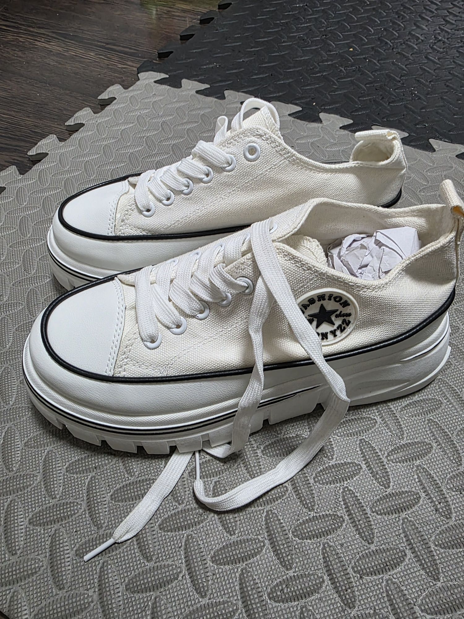 Кеди типу Converse на платформі